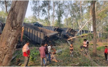 Jharkhand News: ट्रेन दुर्घटना में मालगाड़ी के इंजन ने मचाया तांडव, लोको  पायलट की मौत