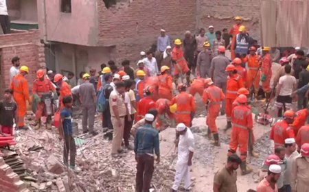 Delhi News: मुस्तफाबाद में बिल्डिंग ढहने से मचा हड़कंप, क्या हादसे का था कोई साजिश?