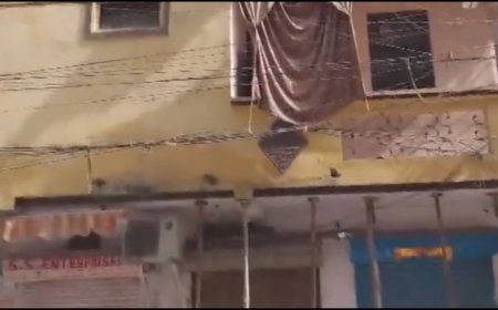 Delhi News: लोहे के खंभों पर टिकी इमारत, जानिए क्यों पुलिस कर रही है इलाके से दूरी रहने की अपील