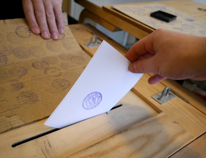 बिहार में फिर चुनाव,  06 मार्च से नामांकन, 18 को वोटिंग