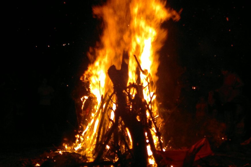 होली की रात करें ये उपाय, मां लक्ष्मी की विशेष कृपा से आर्थिक तंगी से मिलेगी मुक्ति