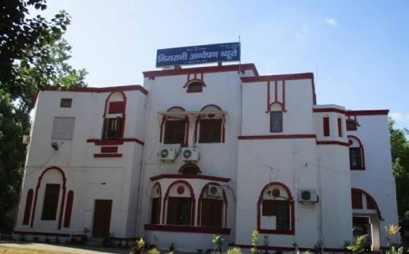 उद्योग विभाग के महाप्रबंधक 50 हजार रुपये घूस लेते गिरफ्तार
